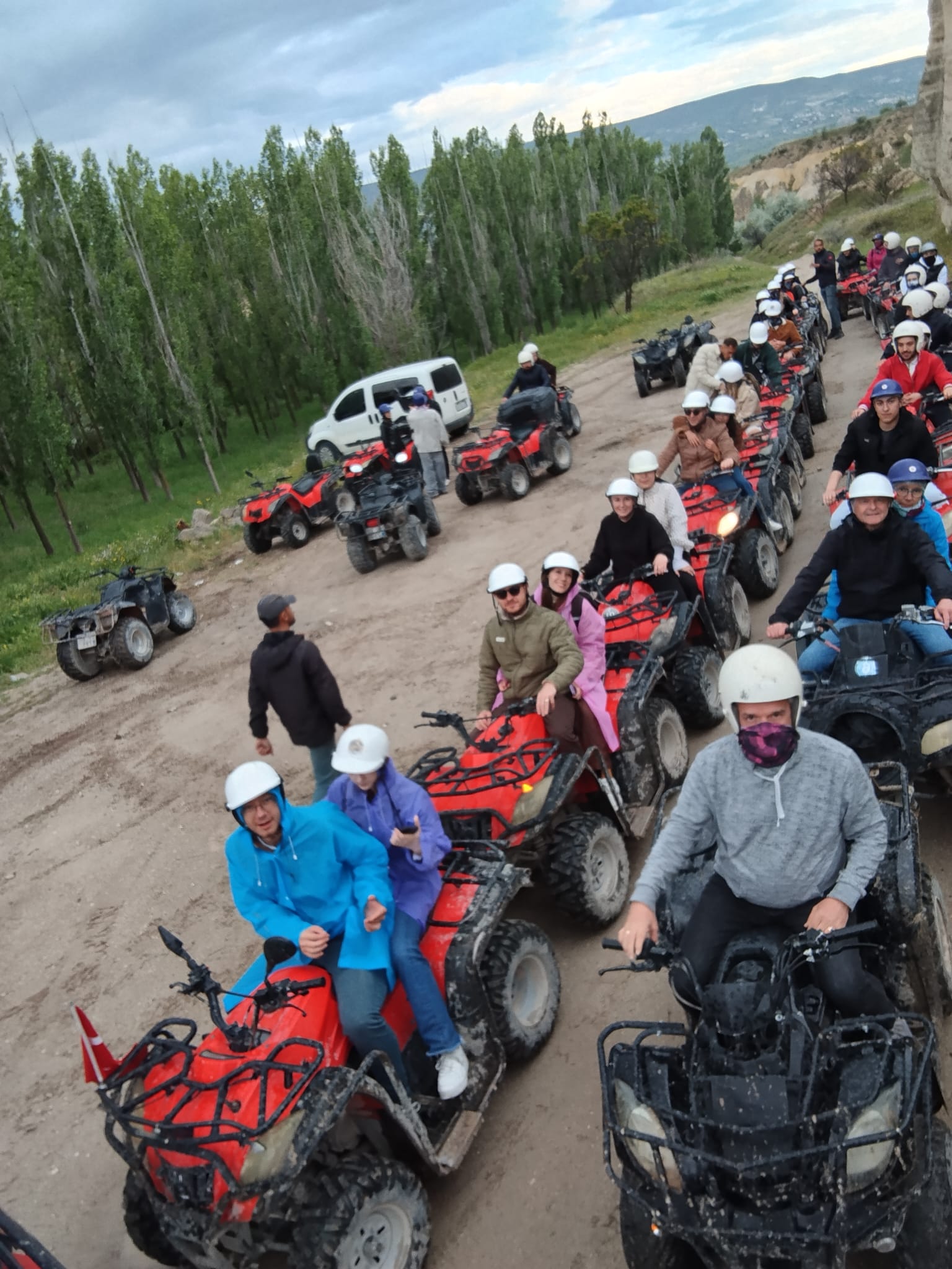ATV üzerinde kasklı safari katılımcıları